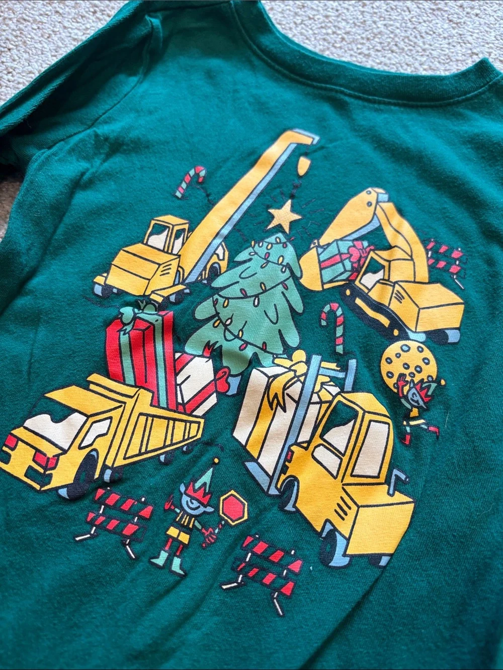 Old Navy Green Holiday Long-Sleeve Shirt with Yellow Construction Graphics